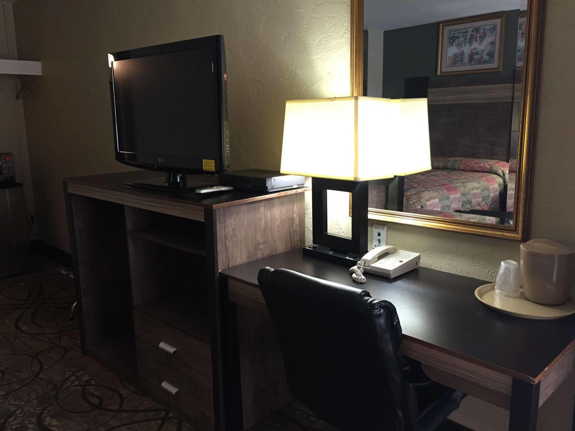 Track & Turf Motel Mount Laurel Extérieur photo