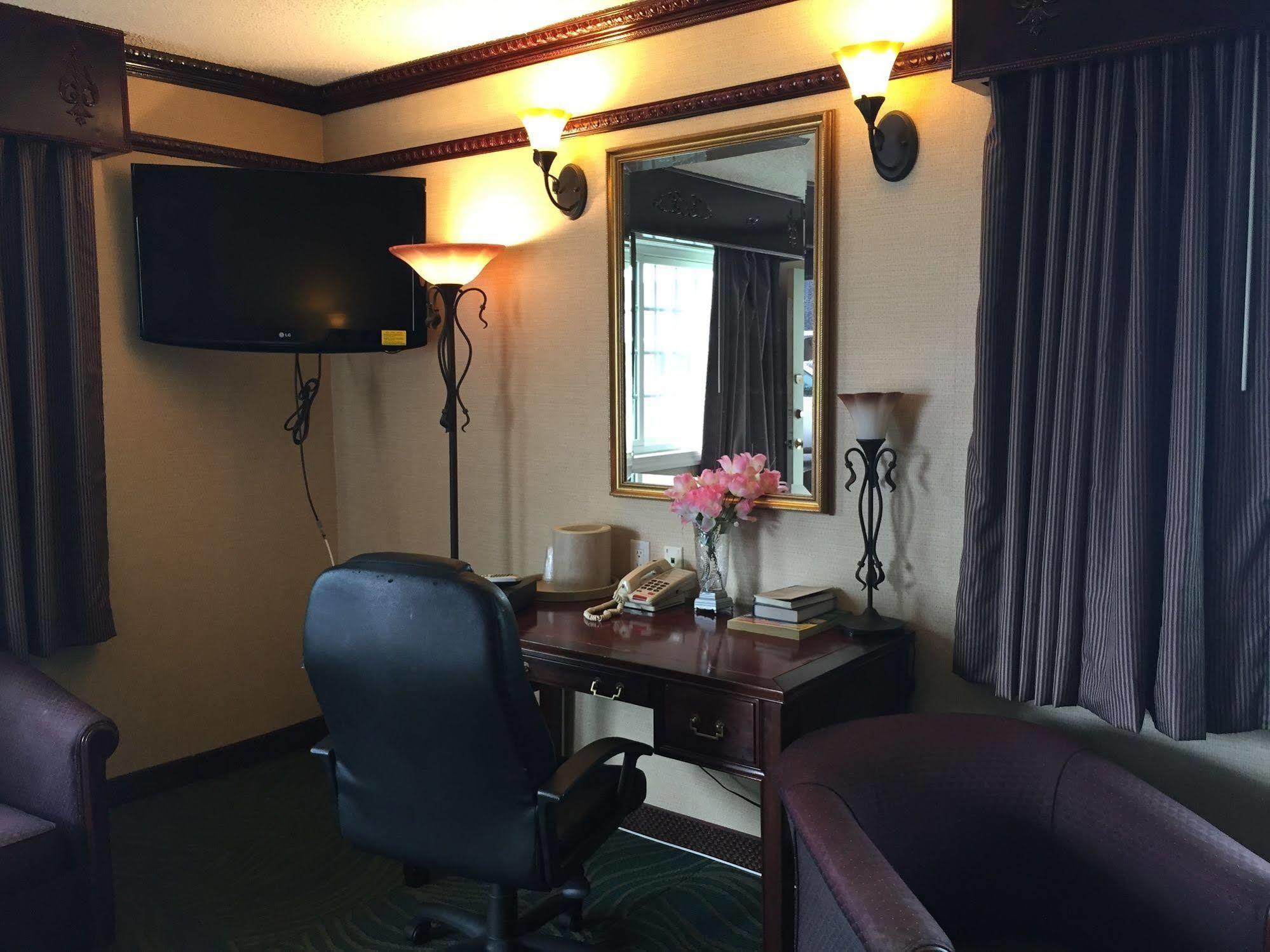 Track & Turf Motel Mount Laurel Extérieur photo