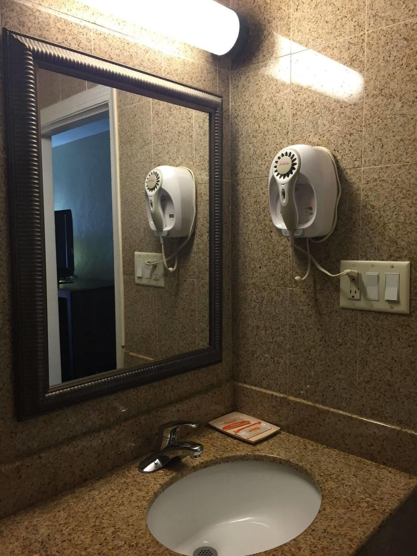 Track & Turf Motel Mount Laurel Extérieur photo